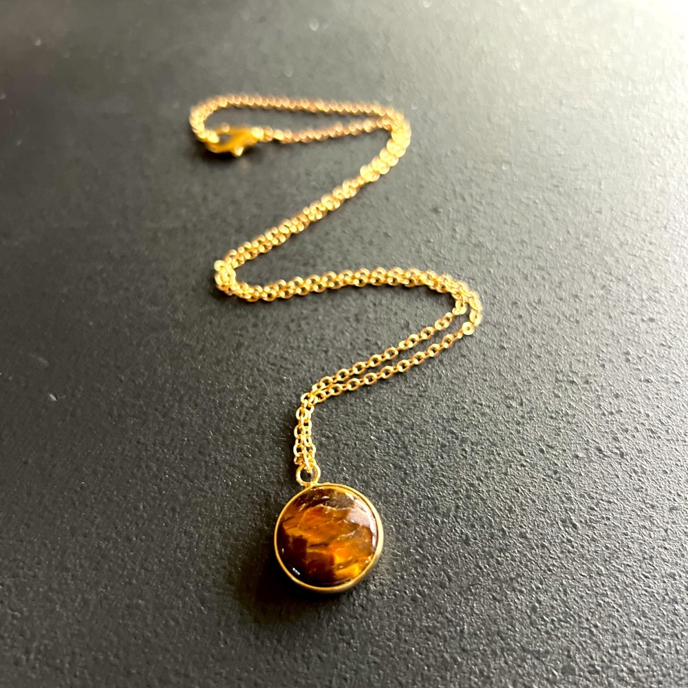 Beautiful and elegant. Tiger eye and gold pendant - 18”